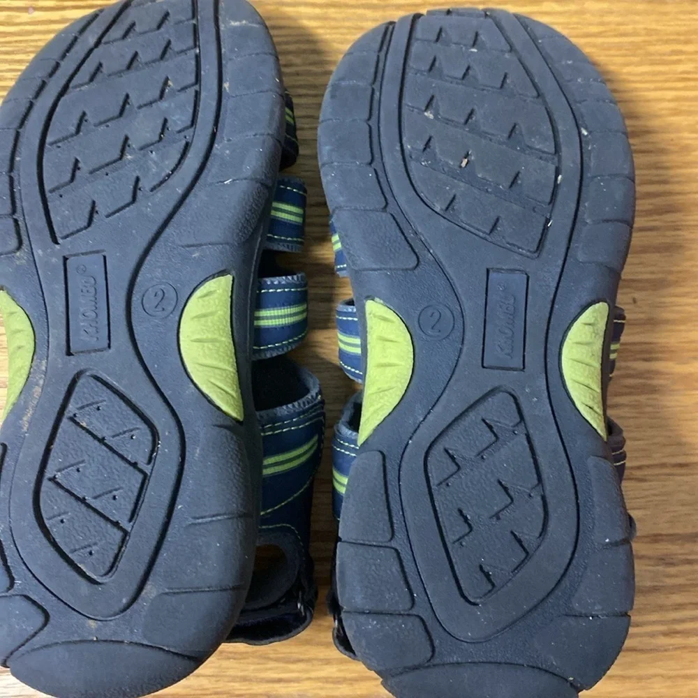 Khombu Dillion SandalS Water Shoes Size 2
